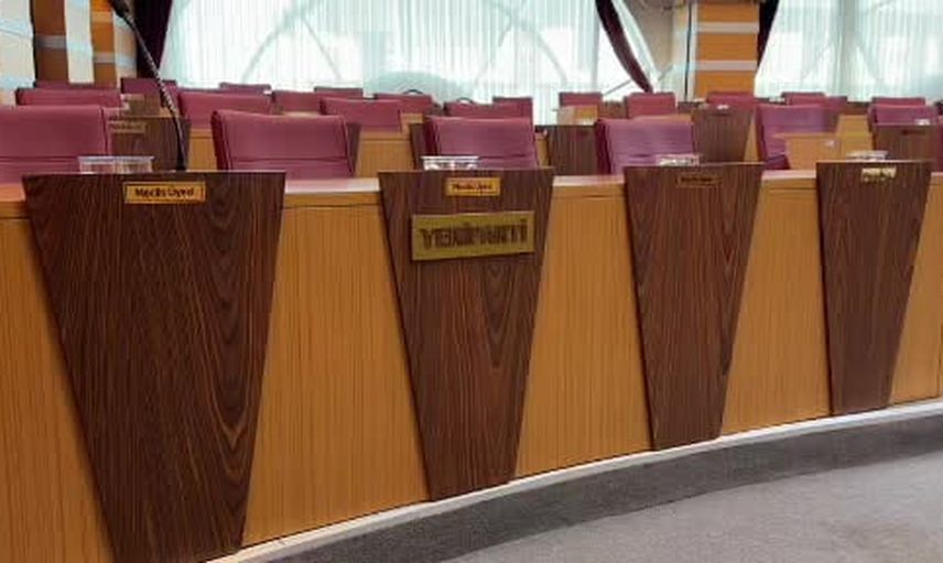 belediye meclisinde tahtada anlatılan aritmetik değişiklikleri