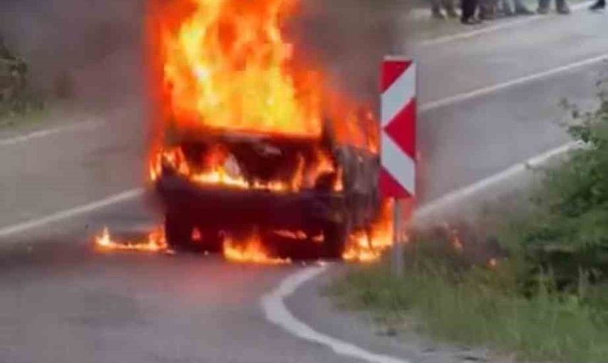 Ayancık'ta seyir halindeki otomobil alev aldı, can kaybı yok
