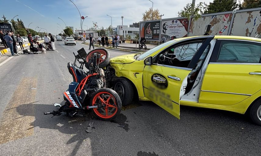 İstasyon Mahallesi'nde taksi ile motosiklet çarpıştı, iki kişi hastaneye kaldırıldı