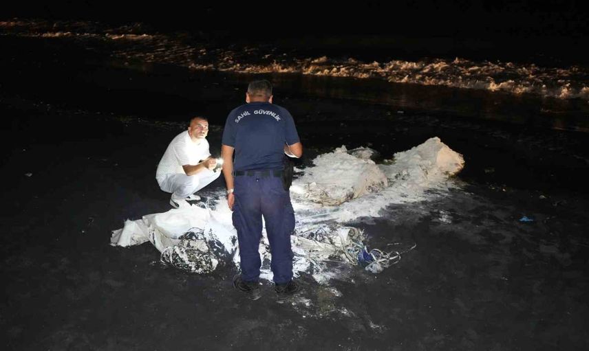Samsun sahilinde kıyıya vuran toz maddeler alarma geçirdi