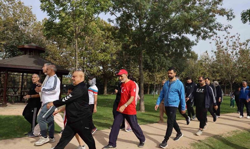 Körfez sahilinde 10 kilometrelik yürüyüşle sağlıklı yaşam çağrısı