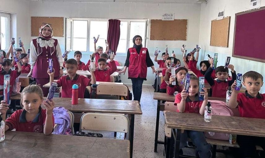 Öğrencilere hijyenle destek: Türk Kızılay Şırnak ve Engelsiz Şırnak Balveren'de kit dağıttı