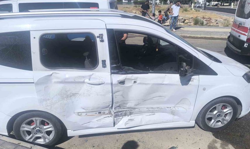 Bayındırlık Mahallesi'nde öğle saatlerinde trafik kazası: bir kişi hastaneye kaldırıldı