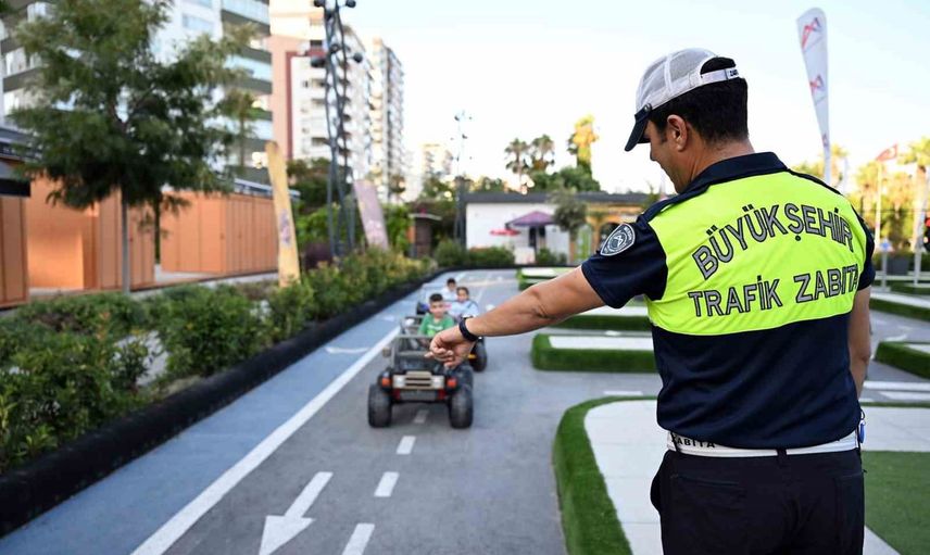 Minik sürücüler trafikte ilk derslerini aldı