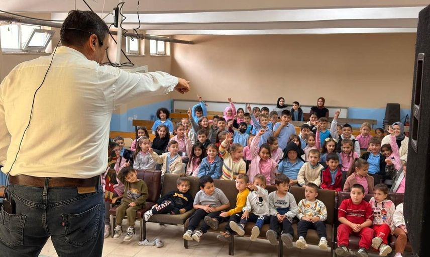Taşkısığı ve Karakamış'ta minikler Karagöz ve Hacivat'la buluştu