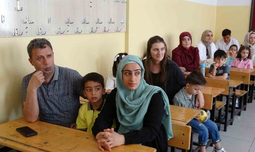 Okul sıralarıyla ilk buluşma: Van'da minik öğrencilerin uyum heyecanı