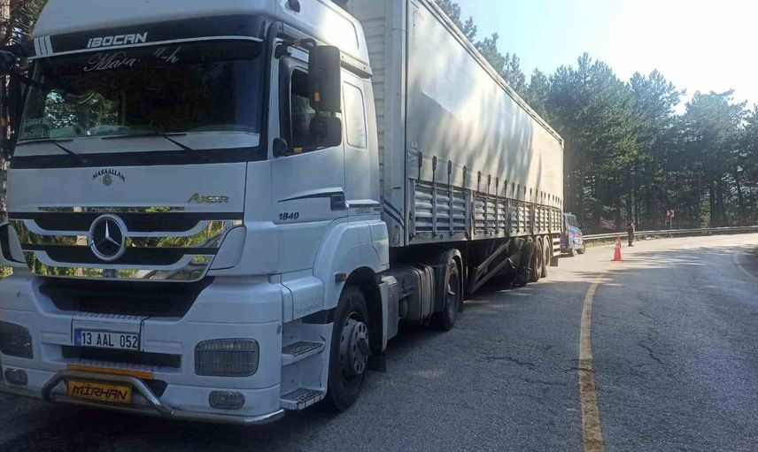 Kontrolden çıkan yarı römorkun çarpmasıyla dört kişi hafif yaralandı