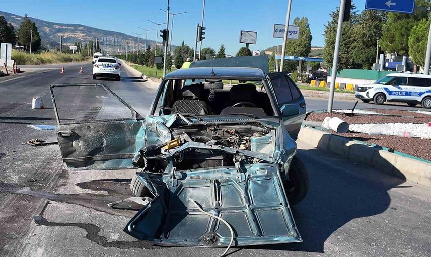 Gediz kavşağında tır ve otomobil çarpıştı; yolculardan biri ağır yaralı