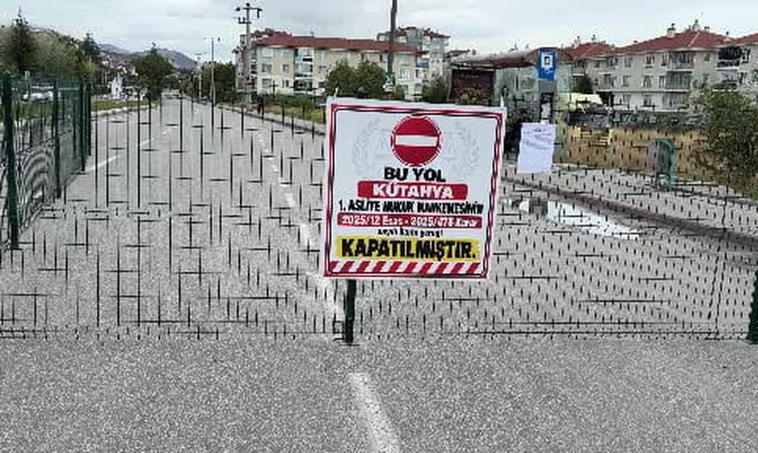 Kütahya'da Yunusemre Caddesi'nde mahkeme kararıyla yol tel ile kapatıldı