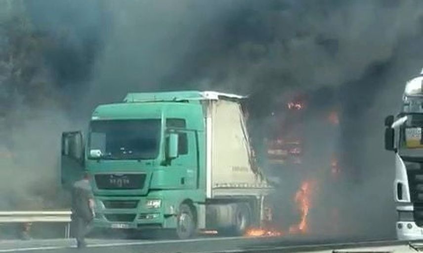 Esenyurt TEM otoyolunda tır alevleri itfaiyeyi harekete geçirdi