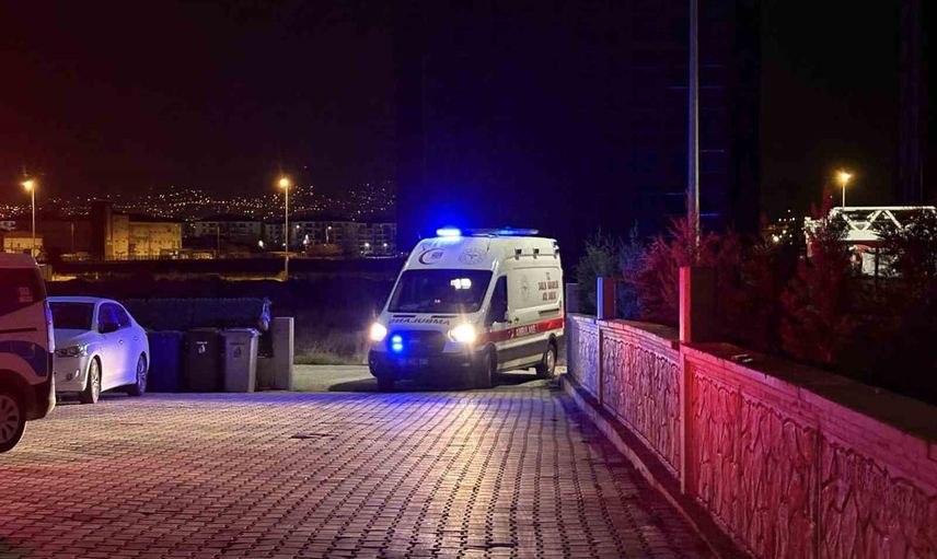 İntihar girişimi son anda önlendi, 7. kattaki kadın Kayseri Şehir Hastanesi'ne kaldırıldı