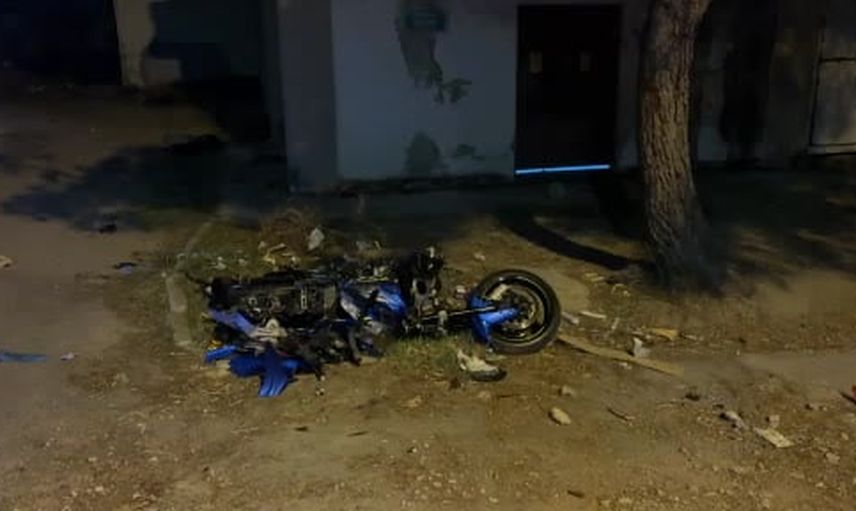 Yol sonunu görmeyen sürücü motosikletiyle boş araziye uçtu