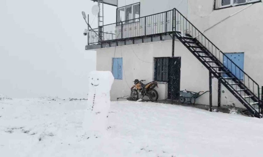 Akdağ yaylası 2 bin 120 metrede mevsimin ilk karını gördü