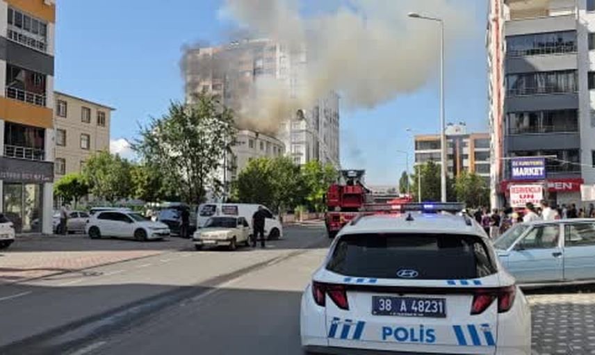 Kayseri'de yurt çatısında çıkan yangına ekipler müdahale ediyor