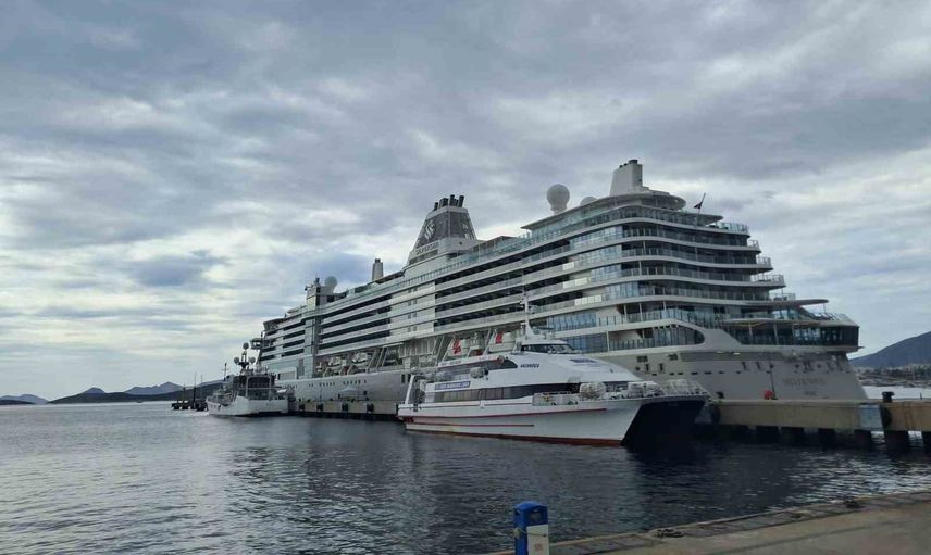 Lüks gemi Bodrum'da esnafın yüzünü güldürdü