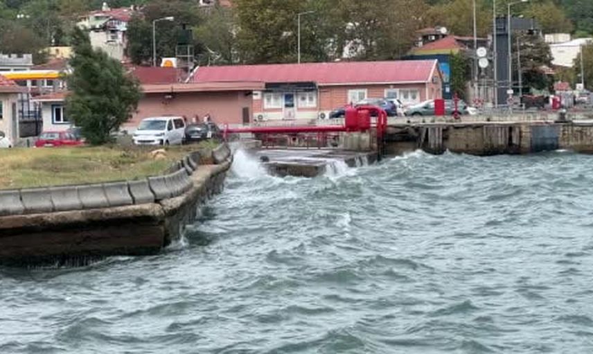 Sarıyer'de deniz dalgaları Meteoroloji Genel Müdürlüğü'nün uyarısını doğruladı