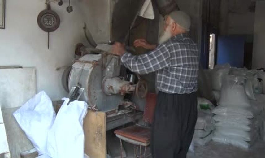 Değirmen başında geçen 70 yıllık emek: tuzu öğüten usta