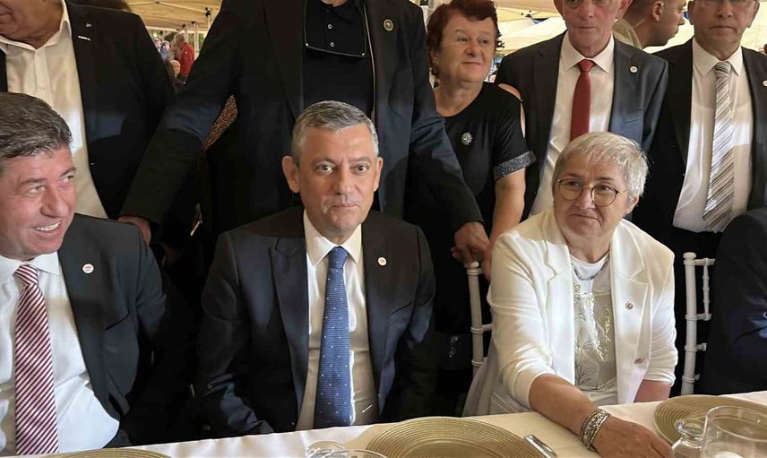 Genel başkan Özgür Özel, Sakarya'da Yeni Parti il başkanının nikah şahidi oldu