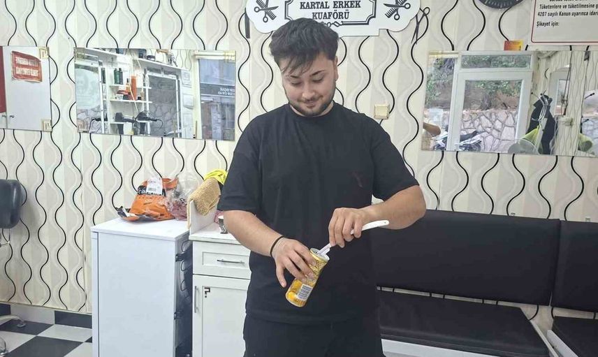 Teneke kutuda biriktirdiği jiletlerle sokak hayvanlarını koruyor