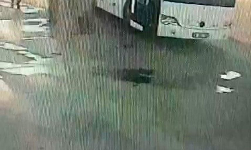 Akhisar'da güvenlik kameraları tur otobüsünün geri manevrasını ve çarpışmayı ortaya koydu