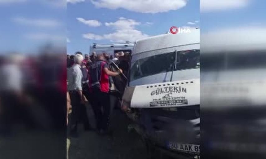 Yüksekova'da açık kalan rögar çukuru minibüsü savurdu, 6 kişi yaralandı