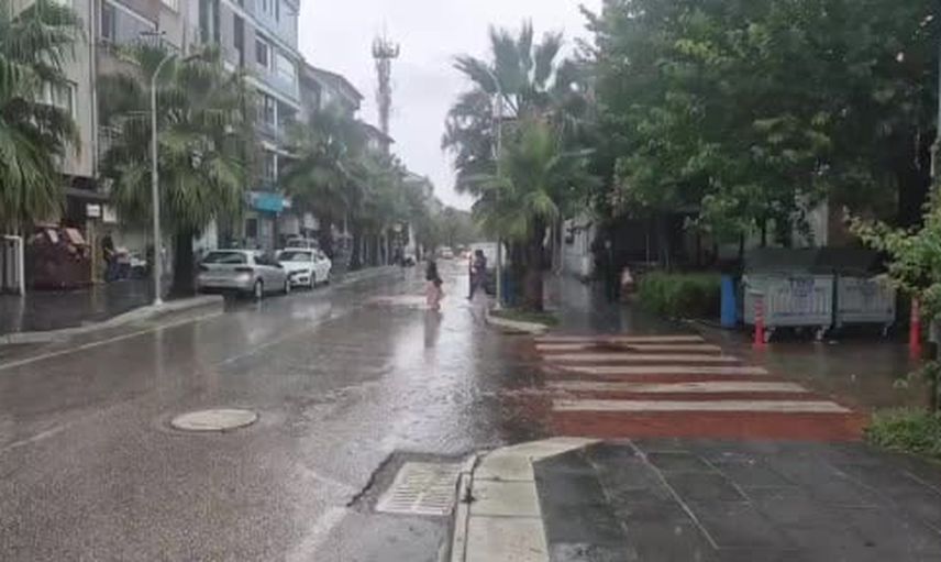 Bartın'da sabah saatlerinde başlayan sağanak hayatı aksattı
