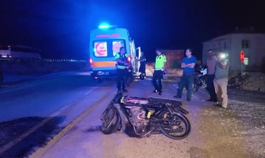 Kırıkkale'de kontrolden çıkan motosiklet levhayı devirdi: 1’i ağır 2 yaralı