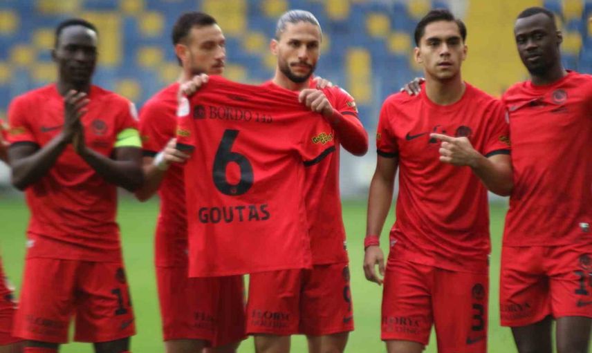 Mendes'ten anlamlı jest: Goutas'ın formasını tribünlere gösterdi