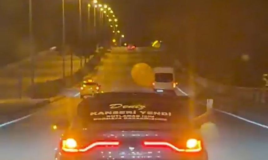 Otomobille şehir turu yapan baba, oğlunun lösemiyi yenmesini kutladı