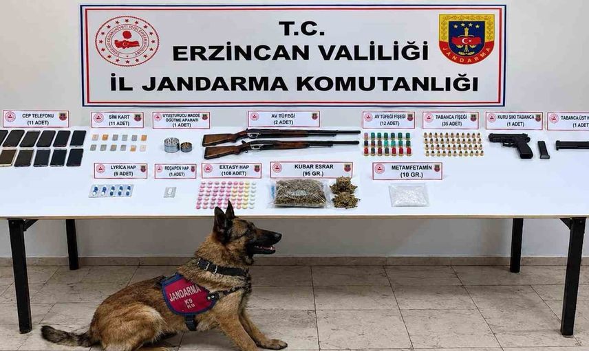 Refahiye merkezli operasyonda ecstasy ve esrarla birlikte silahlar da ele geçirildi