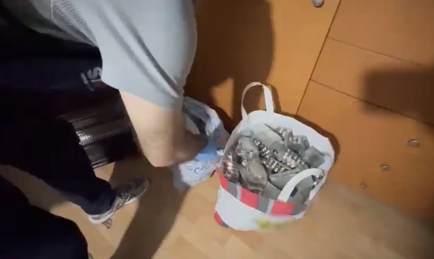 Samsun'da ikamet aramasında 13 bin 48 sentetik ecza hap ele geçirildi