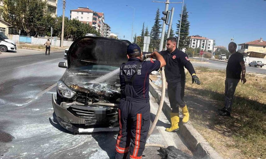 Sungurlu'da frenleri tutmayan araç otomobile çarptı, motorda yangın çıktı