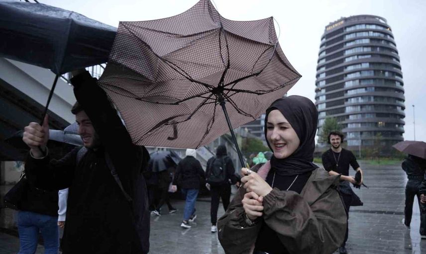 bahçelievler'de akşam fırtınası: ters dönen şemsiyeler ve yürümekte zorlananlar