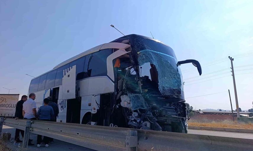 Afyonkarahisar'da arkadan çarpma sonucu otobüs kazası: 1 ölü, 15 yaralı
