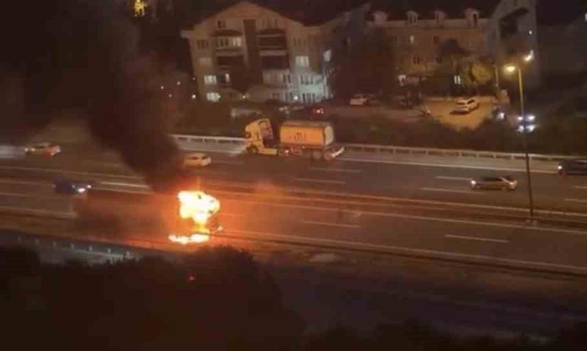 İzmit'te TEM Otoyolunda seyreden tır küle döndü