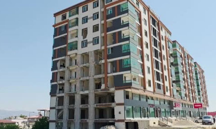 Hatay'da çatlaklarıyla tedirgin eden 8 katlı binanın sakinleri yıkım talep ediyor
