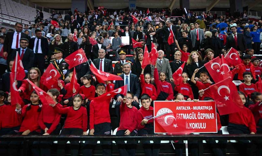 Antalya'da yağmur bastırdı, Cumhuriyet coşkusu salona sığdı
