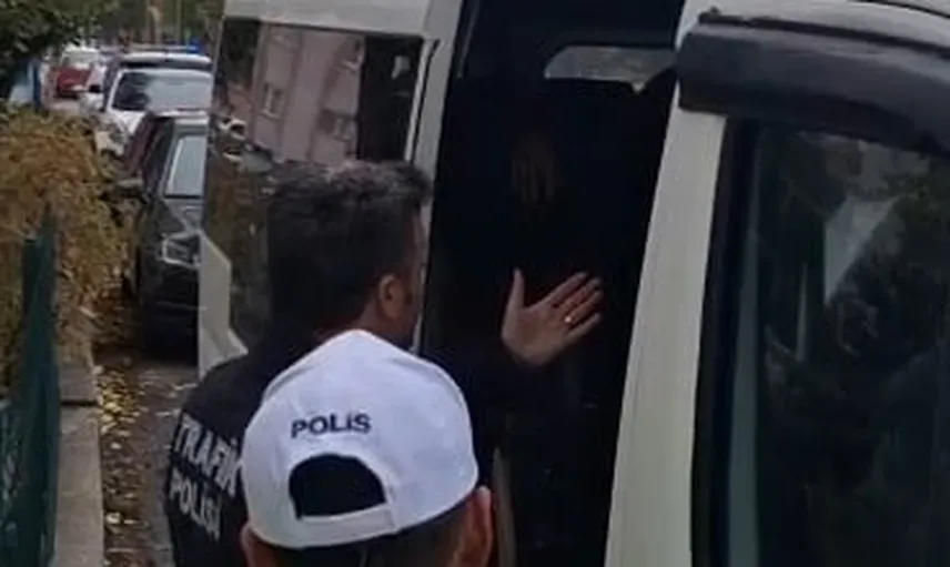 Kütahya’da dur denilen servis aracı sürücüsü öğrencileri bırakıp kaçtı