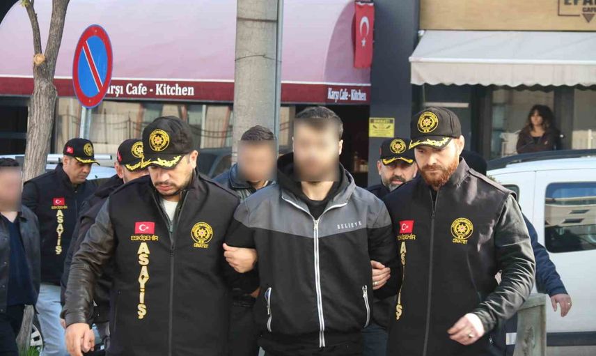 Eskişehirde gece çıkan kavga öldürdü: ana şüpheli evinde yakalandı, 7 kişi adliyeye sevk edildi