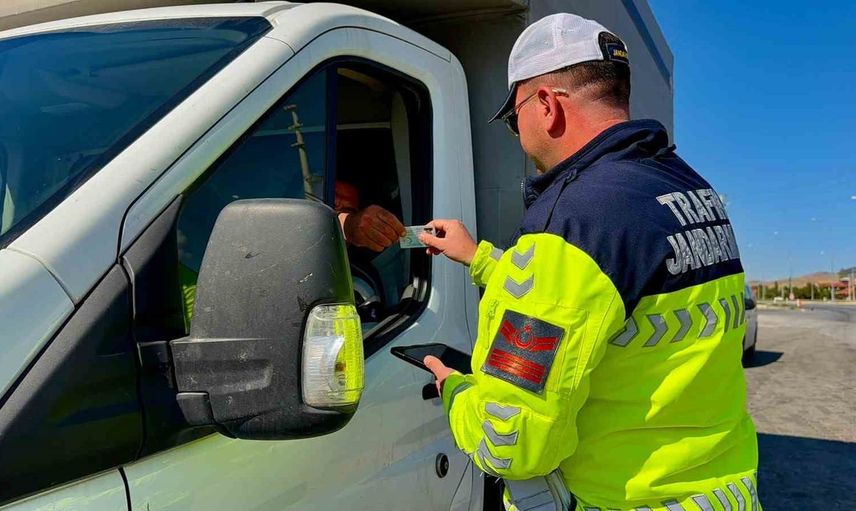 Bolvadin yollarında güvenlik için jandarma aralıksız denetimde