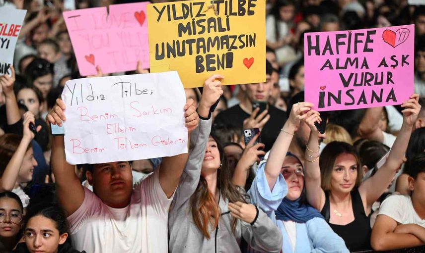 Gaziosmanpaşa'da 200 binle aynı ezgide: Yıldız Tilbe ile zafer bayramı coşkusu