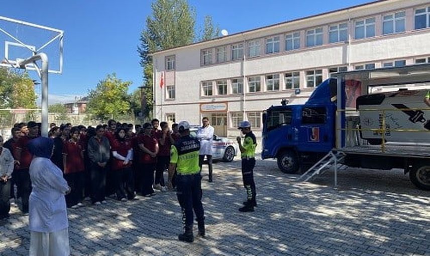 Erzincan'da simülatörle verilen eğitimle öğrenciler ve öğretmenler trafikte hayat kurtarmayı öğrendi