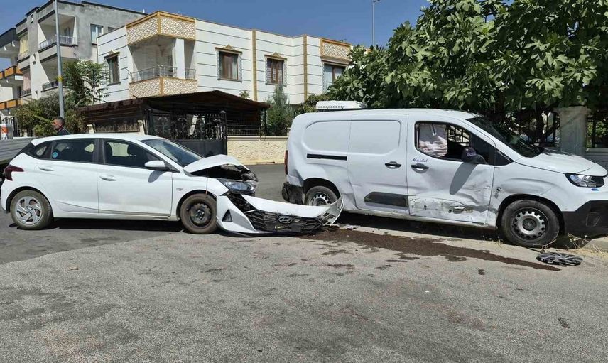 Sümerevler'de hafif ticari araç duvara çarptı