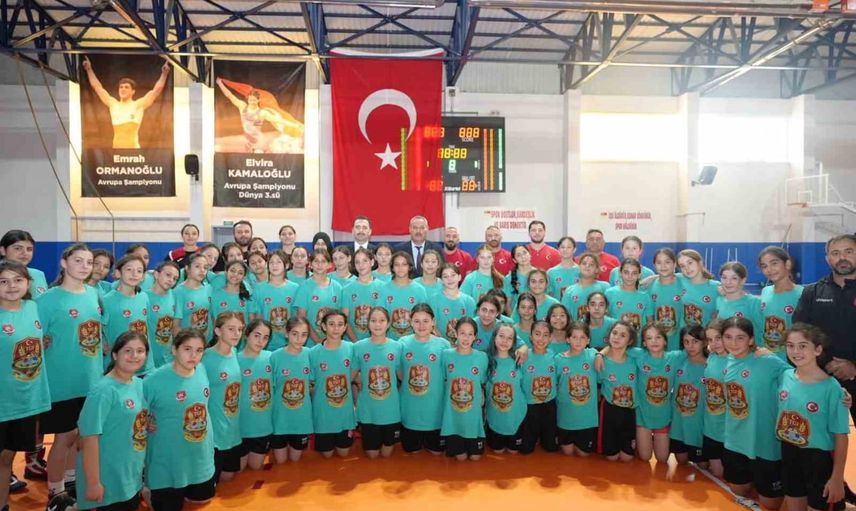Gelişim kampında sporcularla el ele: Üzümlü'de milli takım hazırlığı