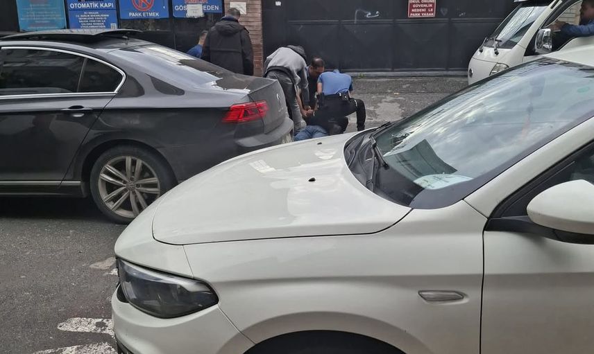 Zeytinburnu'nda okul çevresi denetiminde silah ele geçirildi, iki şüpheli gözaltına alındı