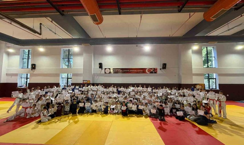 Salihli'de 300 judocu yeni kemerlerine kavuştu
