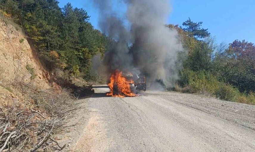 Bozüyük Aksutekke'de motoru tutuşan otomobil itfaiye müdahalesiyle söndürüldü