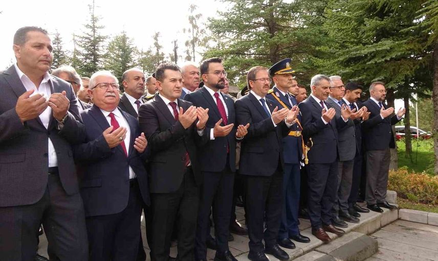 cumhuriyet coşkusunda şehitlere saygı duruşu