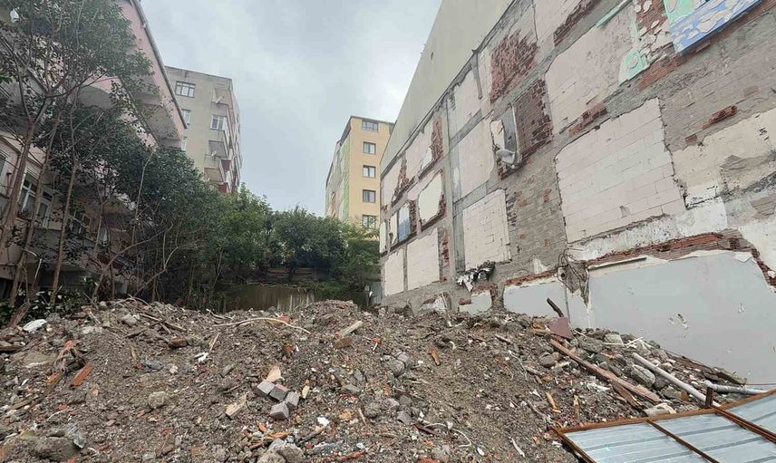 Bayrampaşa'da yıkımın ardından asılı kalan klozet mahalleyi güldürdü
