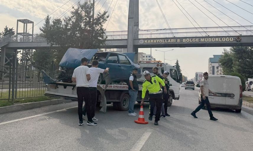 Adıyaman'da kontrolden çıkan otomobil refüjde durdu